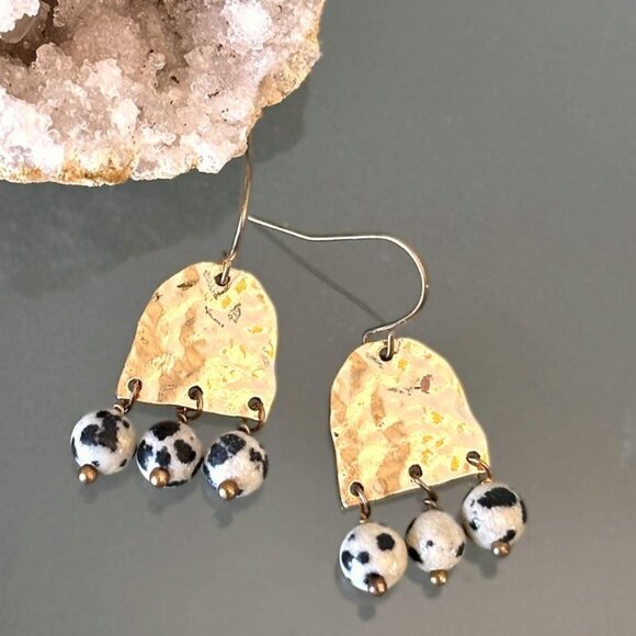 Artistic Abstract Hammered Gold Tone Dangling Dalmatian Stone Bead Earrings New - Picture 1 of 3